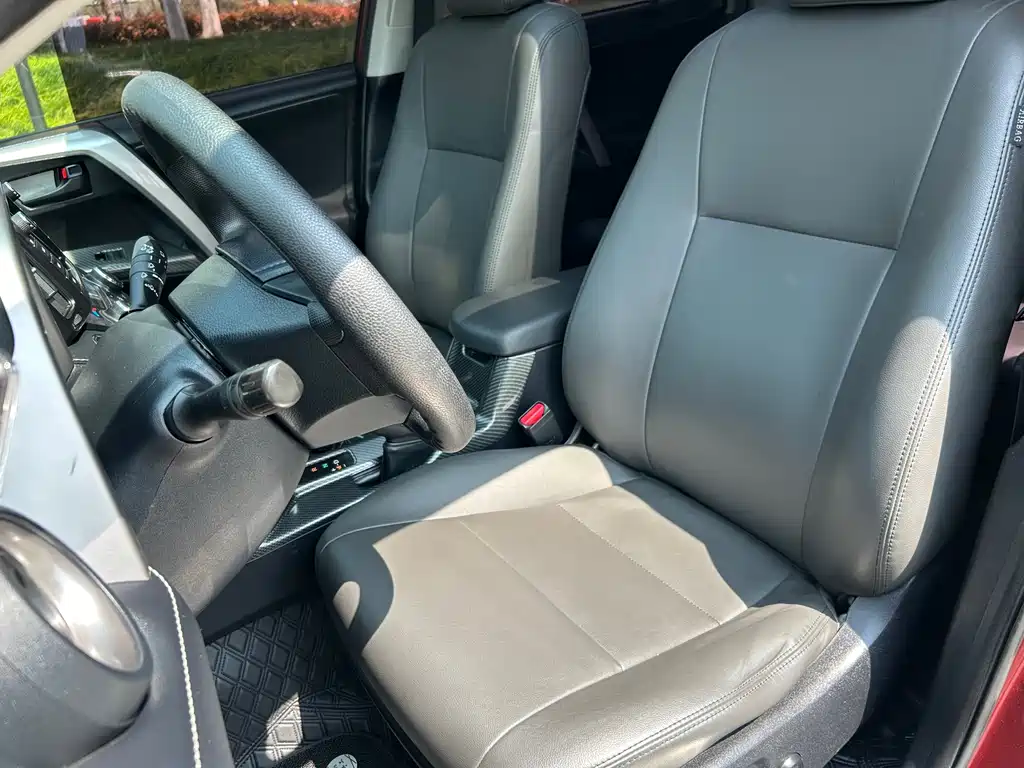 Toyota RAV4 2017 — фото 15
