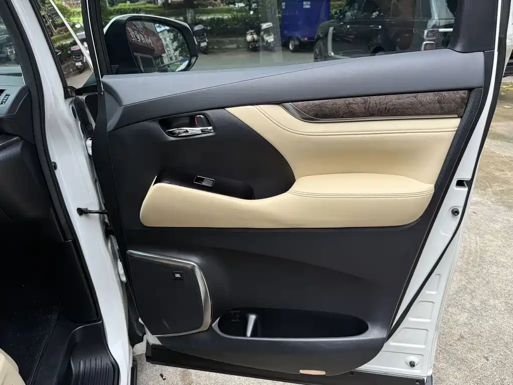 Toyota Alphard 2022 — фото 12