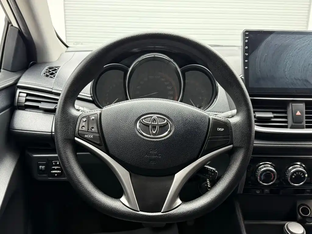 Toyota Yaris L 2022 — фото 10
