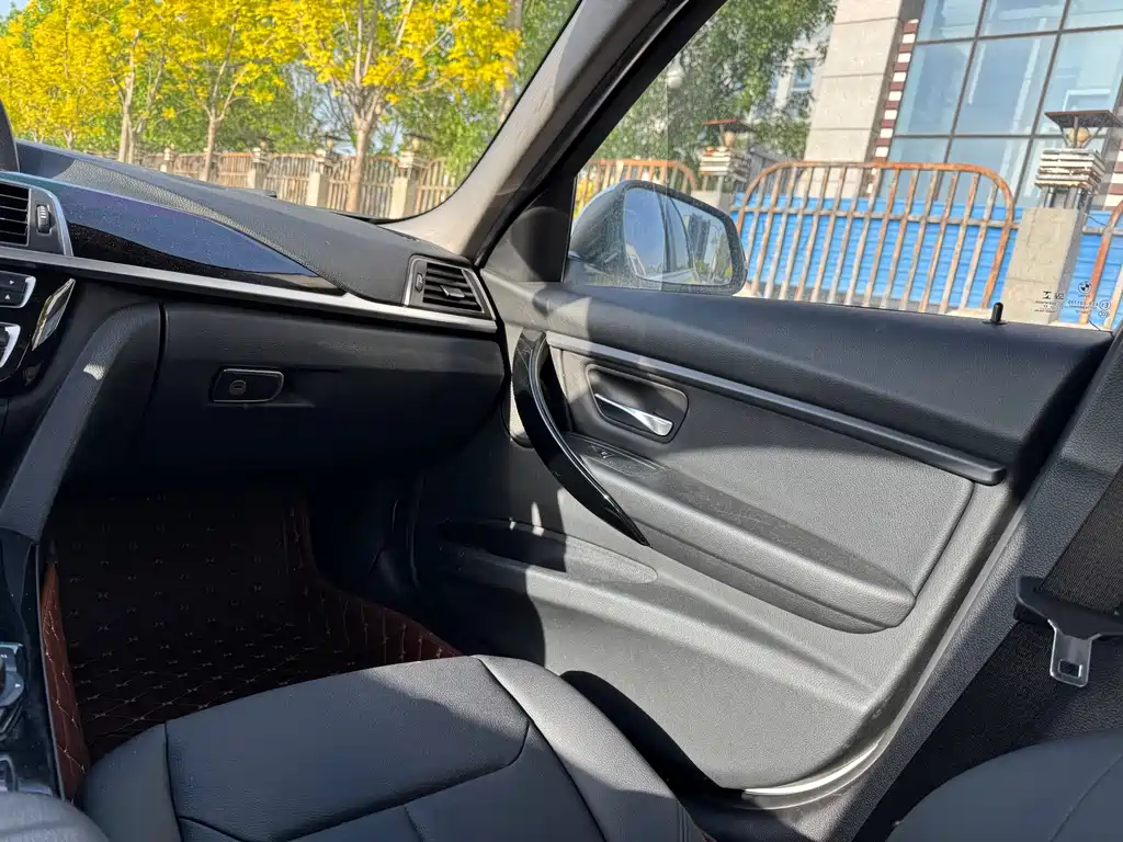 BMW 3 Series 2017 — фото 15