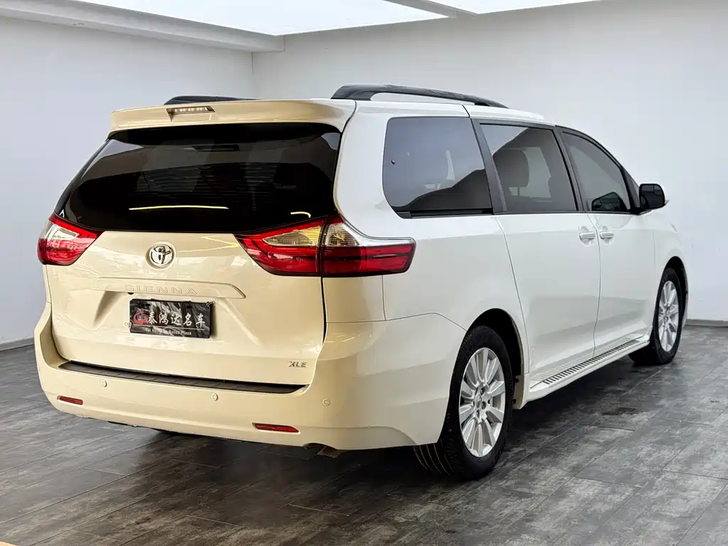 Toyota Sienna 2017 — фото 7