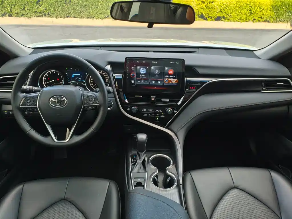 Toyota Camry 2023 — фото 13