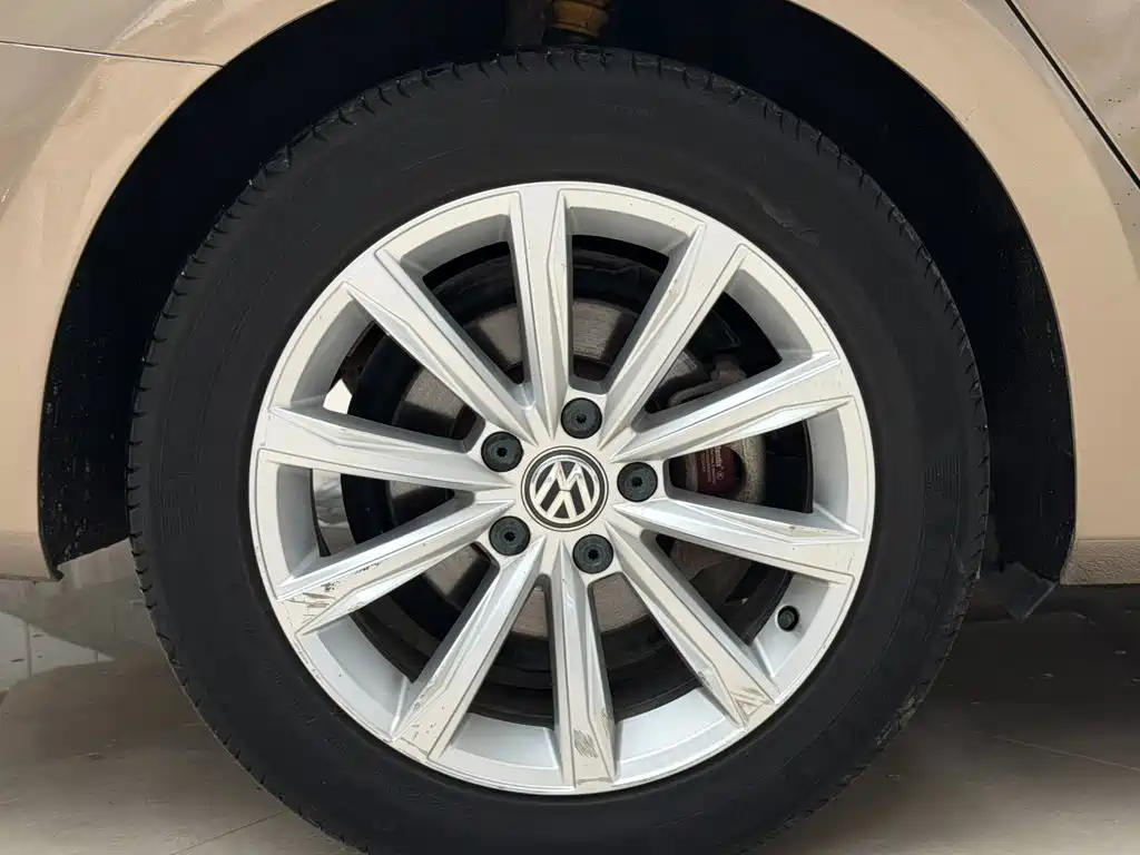 Volkswagen Passat 2017 — фото 12