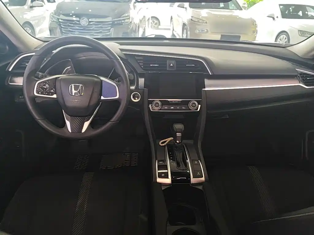 Honda Civic 2018 — фото 10