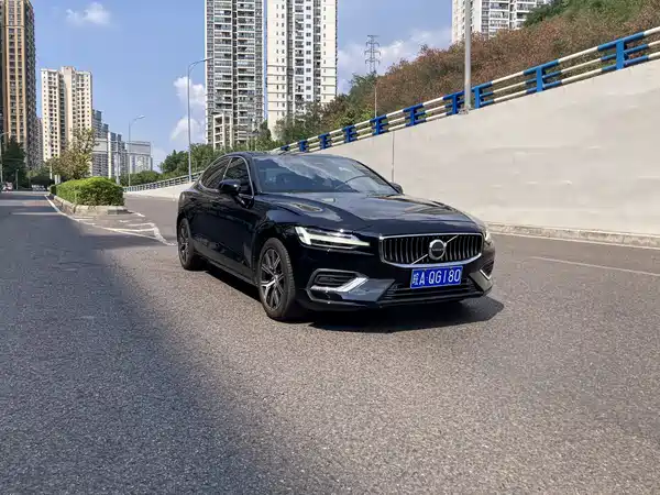 Volvo S60 2025