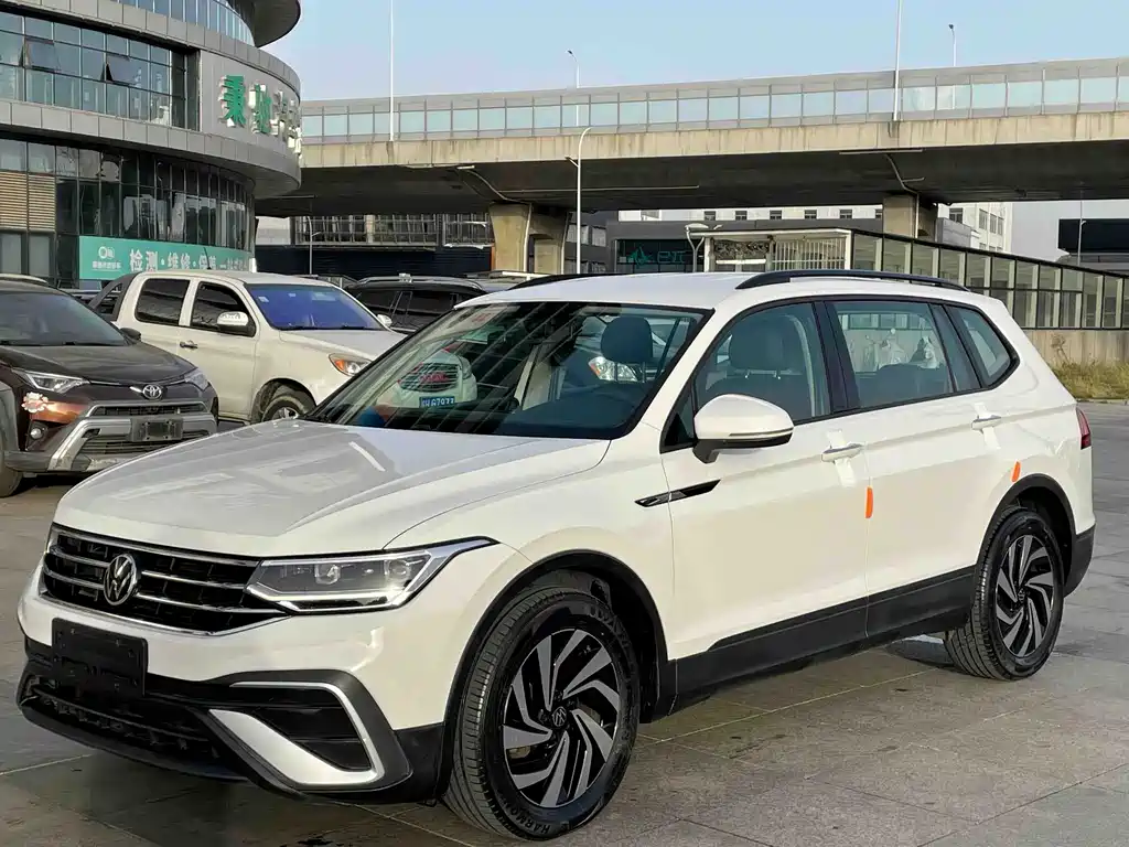 Volkswagen Tiguan L 2022 — фото 1