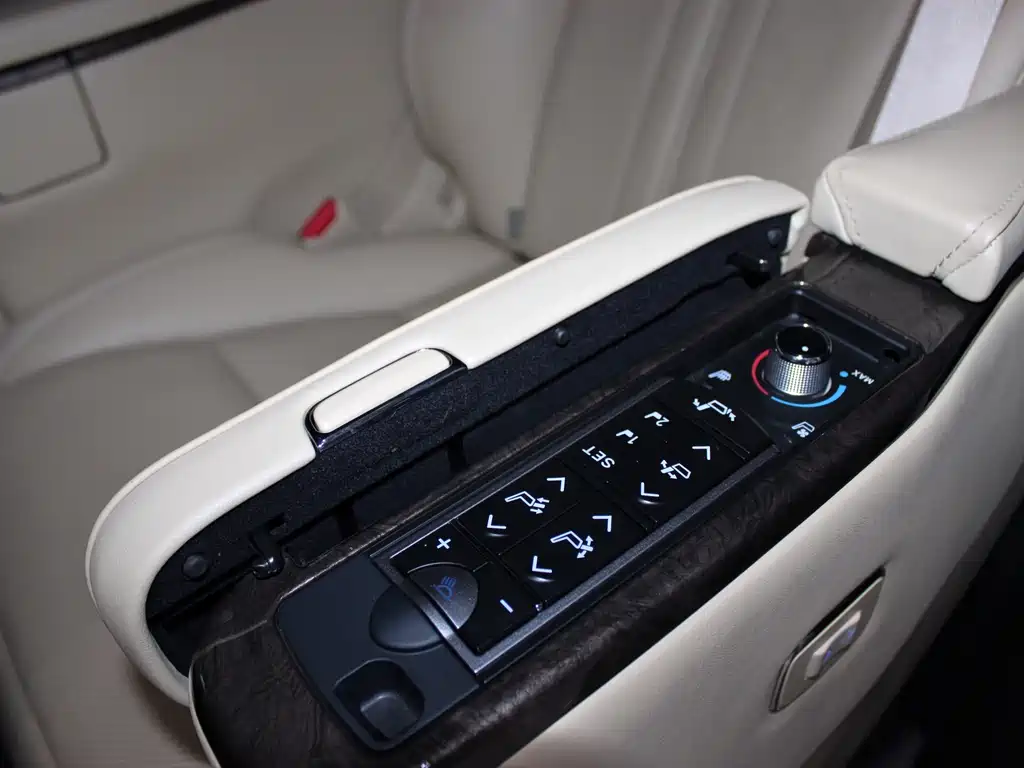 Toyota Alphard 2020 — фото 43