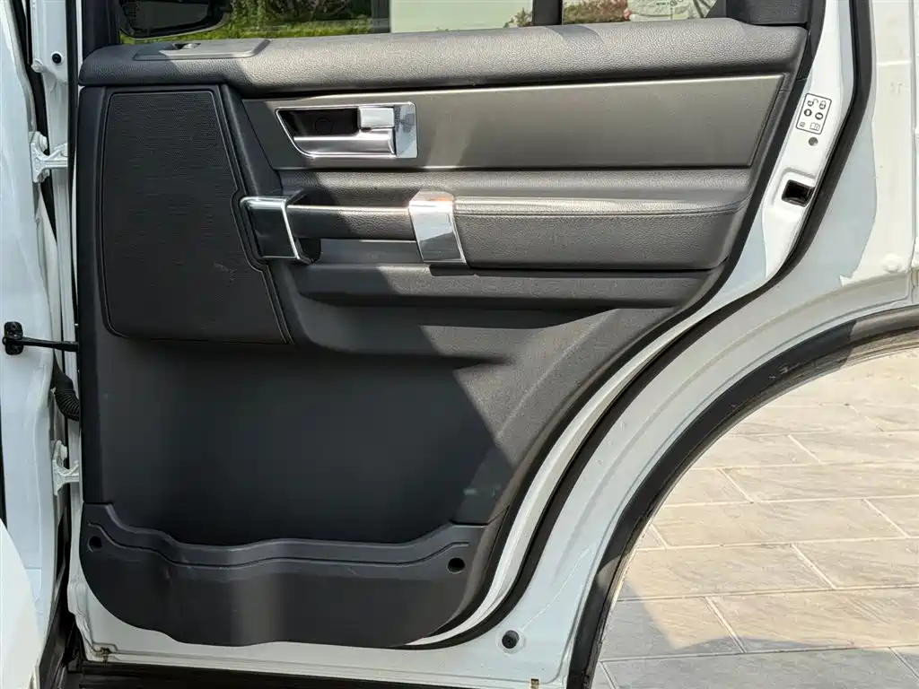 Land Rover Discovery 2015 — фото 12