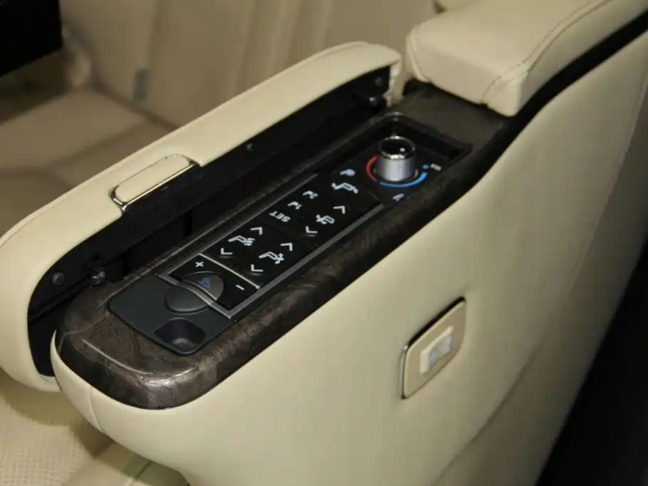 Toyota Alphard 2023 — фото 21