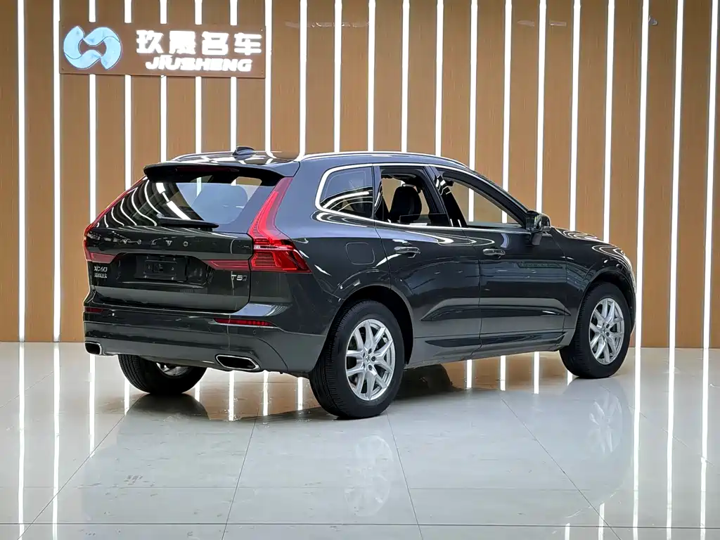 Volvo XC60 2018 — фото 18
