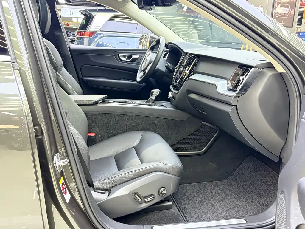 Volvo XC60 2018 — фото 14