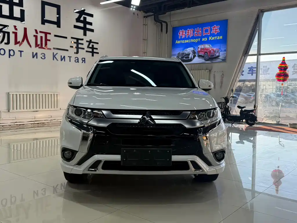 Mitsubishi Outlander 2022 — фото 2