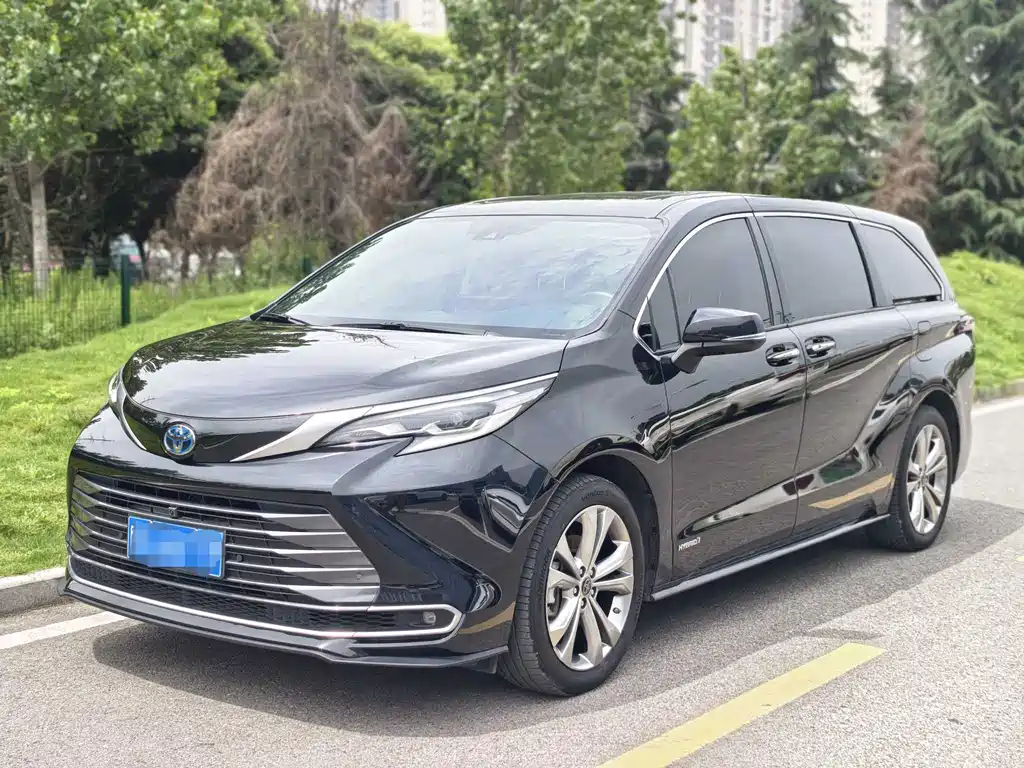 Toyota Sienna 2023 — фото 1