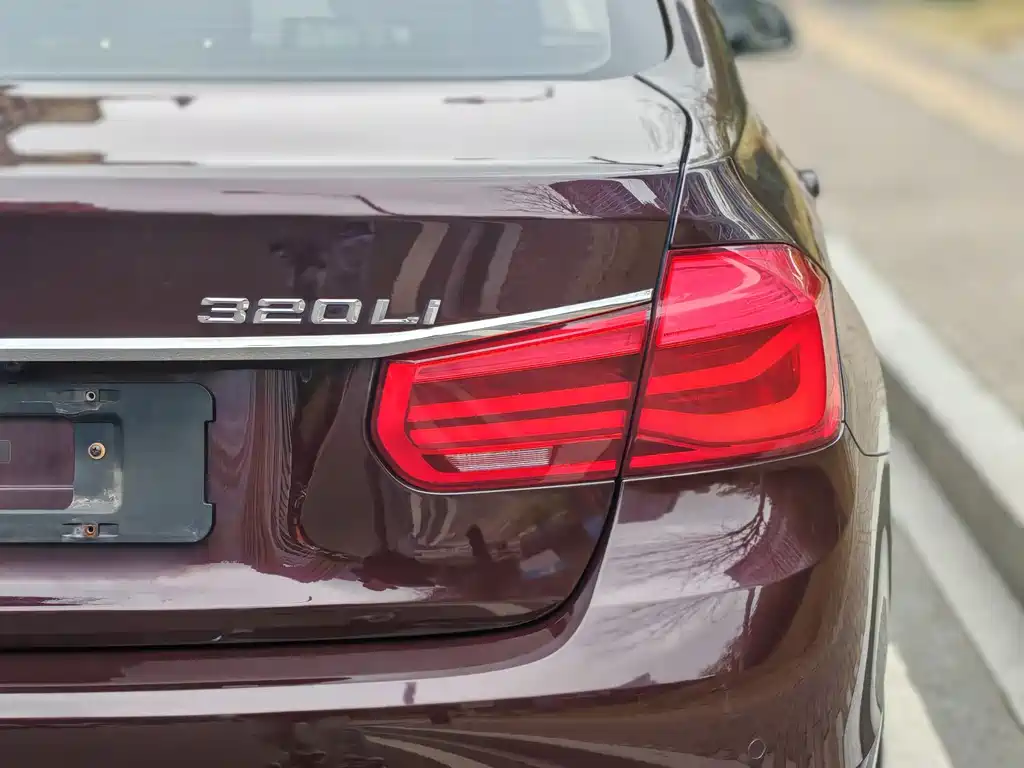 BMW 3 Series 2017 — фото 14