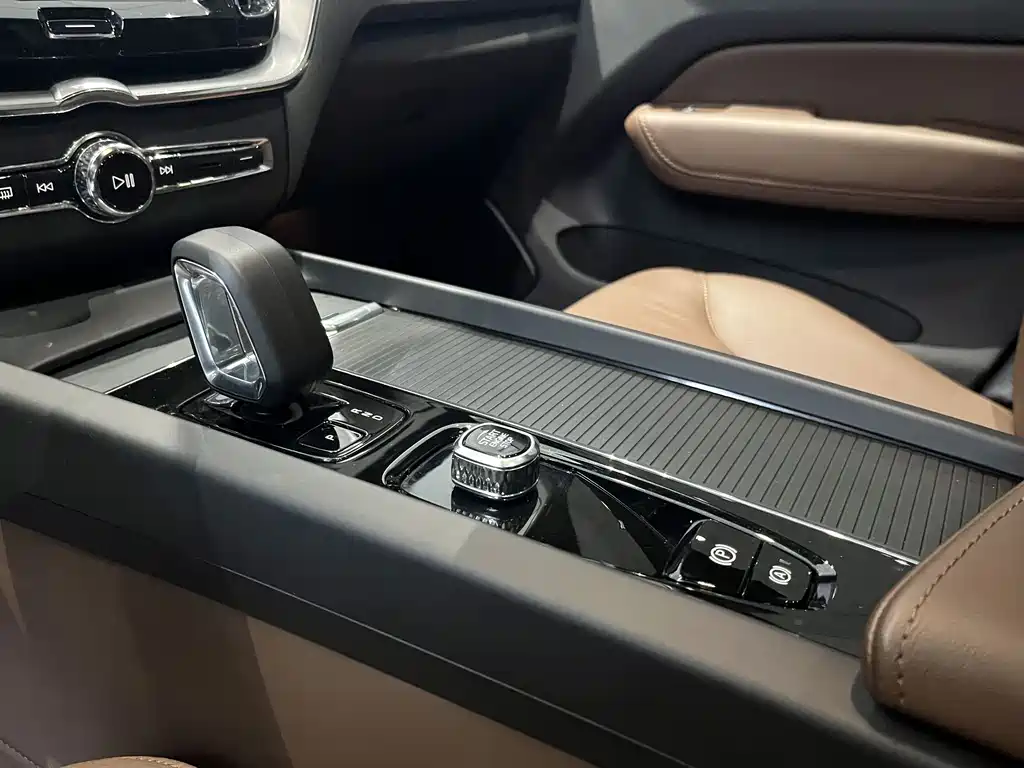 Volvo XC60 2025 — фото 22