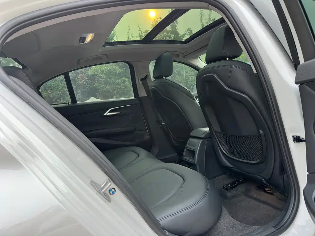BMW 1 Series 2018 — фото 12