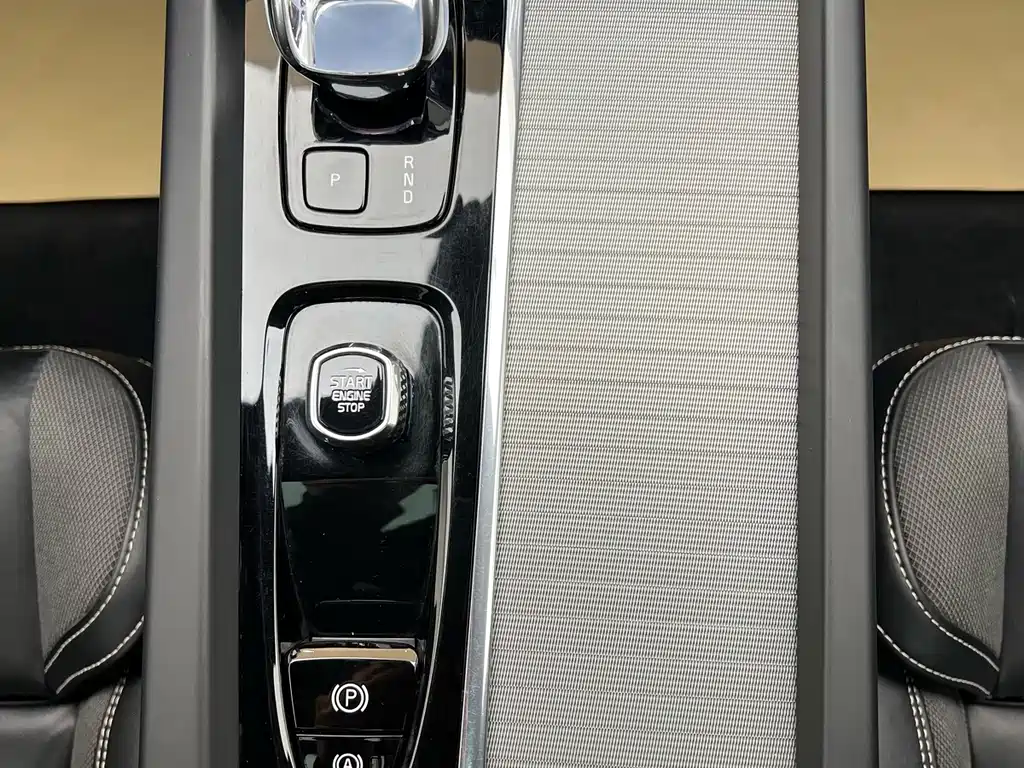 Volvo XC60 2023 — фото 25