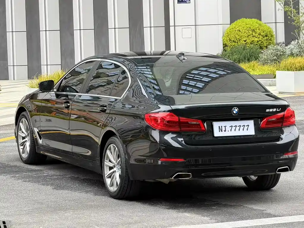 BMW 5 Series 2017 — фото 14