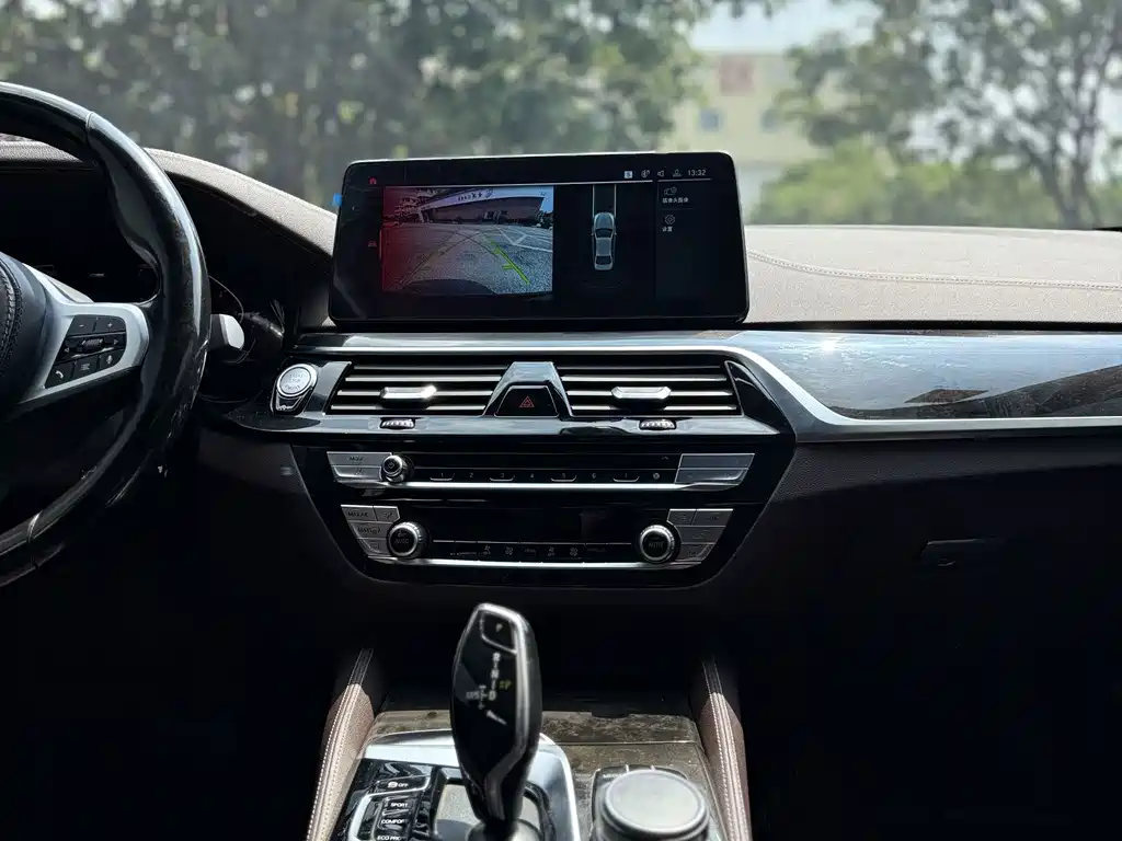 BMW 5 Series 2021 — фото 10