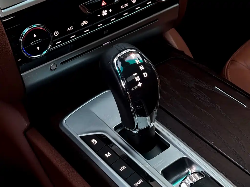 Maserati Quattroporte 2015 — фото 26