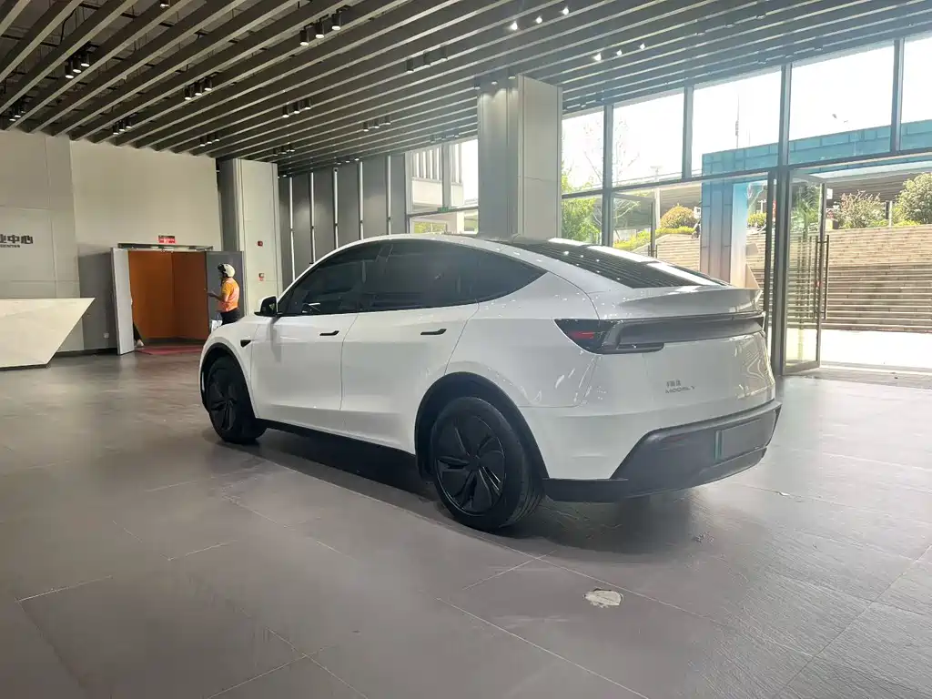 Tesla Model Y 2025 — фото 9