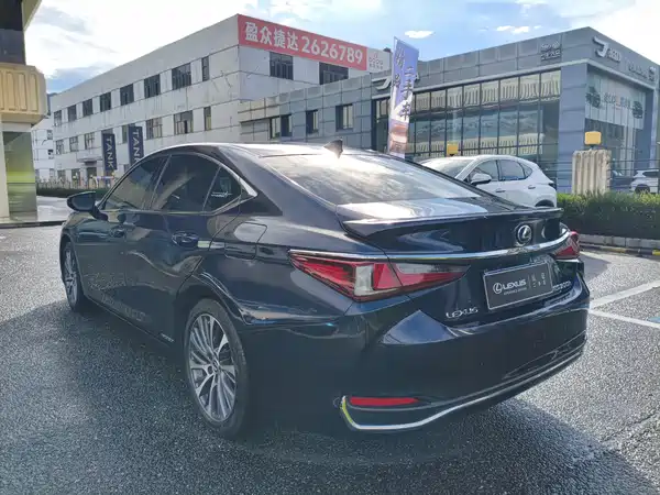 Lexus ES 2021
