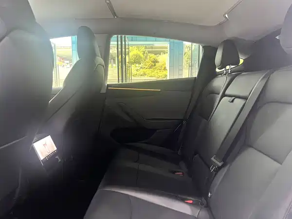 Tesla Model Y 2025