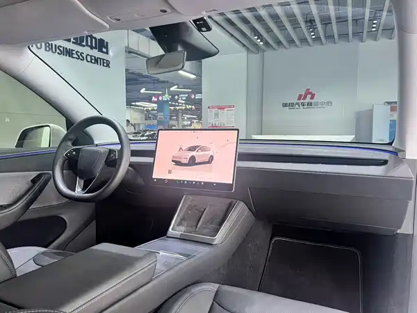 Tesla Model Y 2025