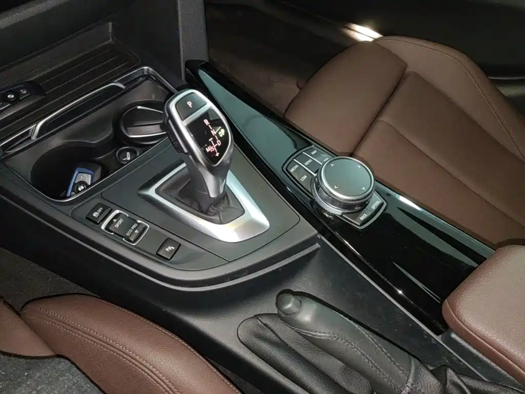 BMW 3 Series 2018 — фото 14