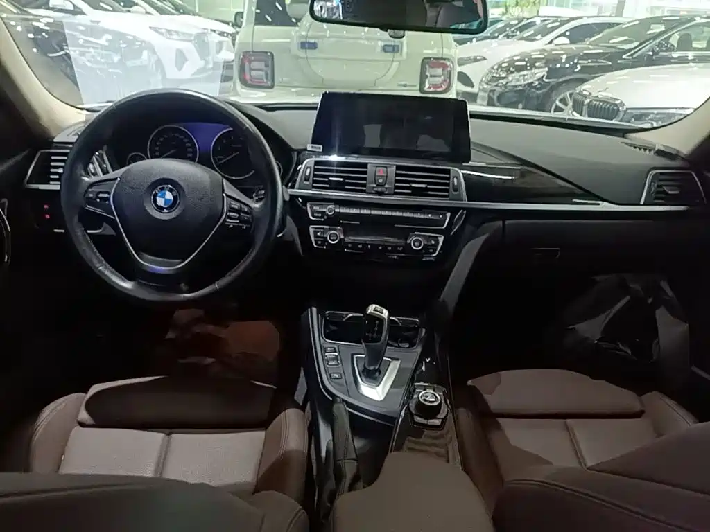 BMW 3 Series 2018 — фото 10