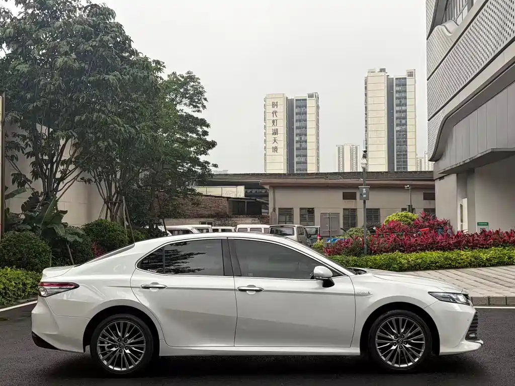 Toyota Camry 2019 — фото 4