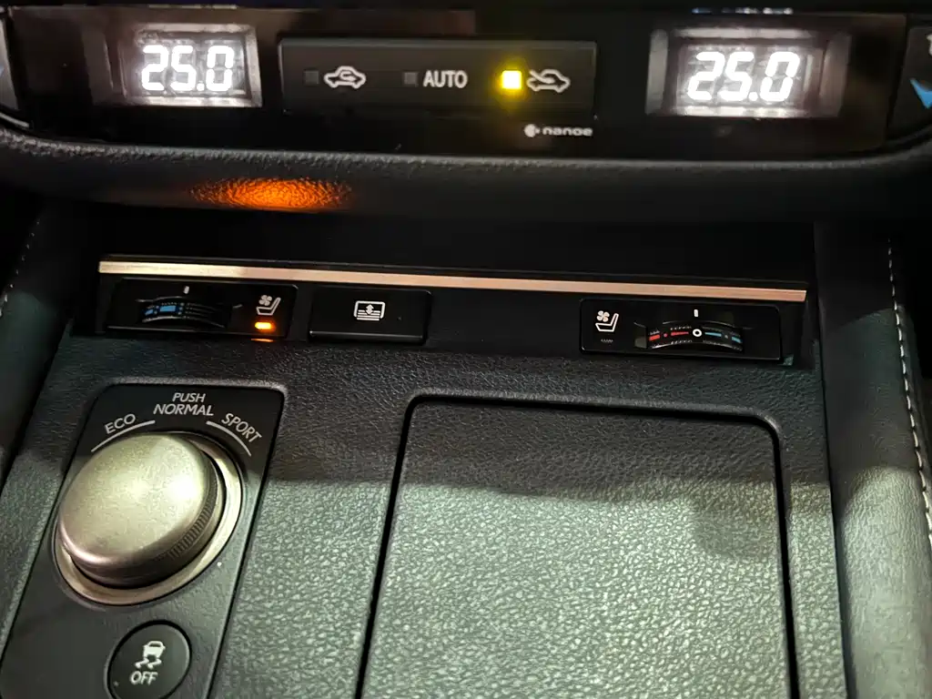 Lexus ES 2018 — фото 13