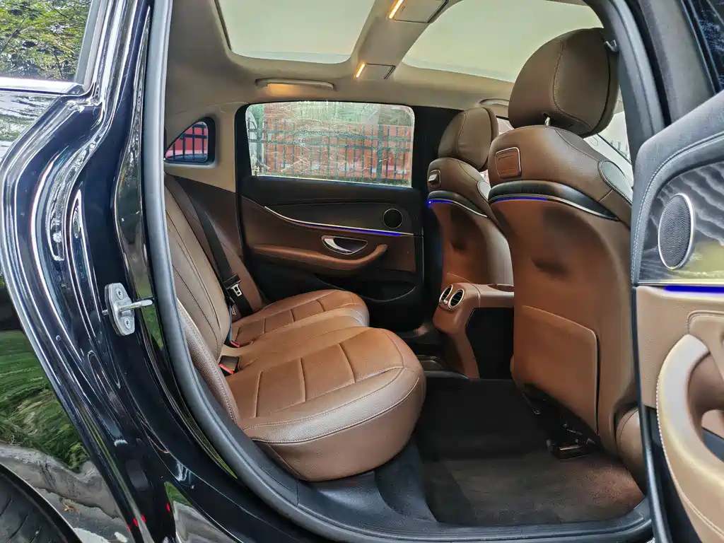Mercedes-Benz E-Class 2019 — фото 16