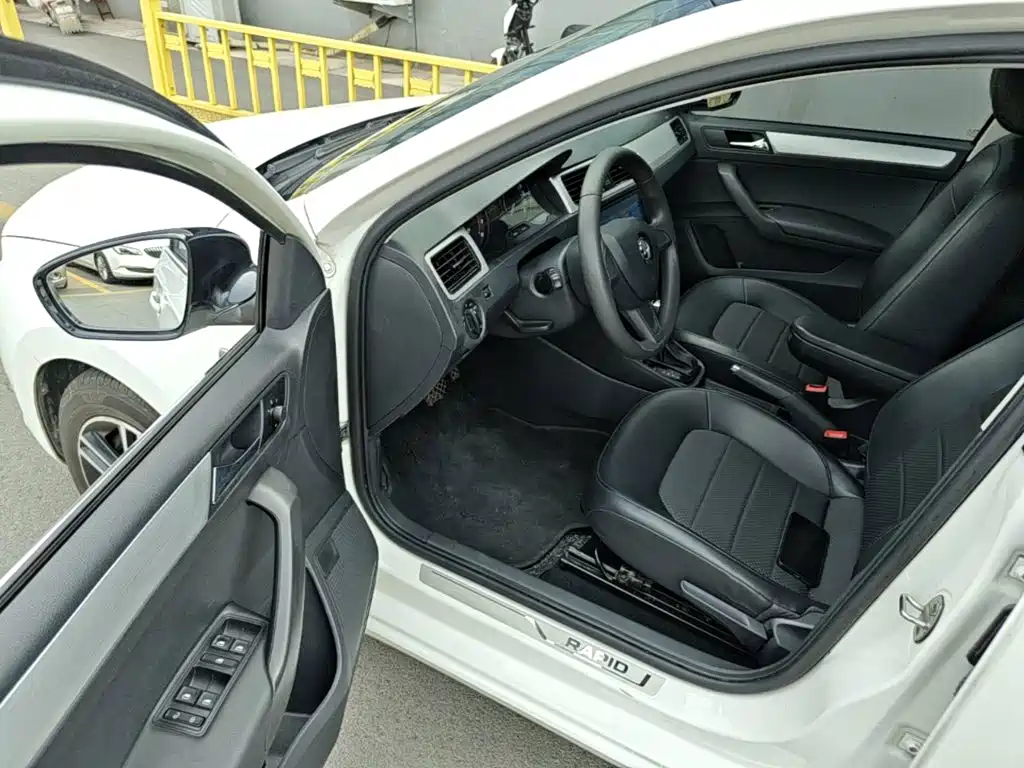 Skoda Rapid Spaceback 2015 — фото 16