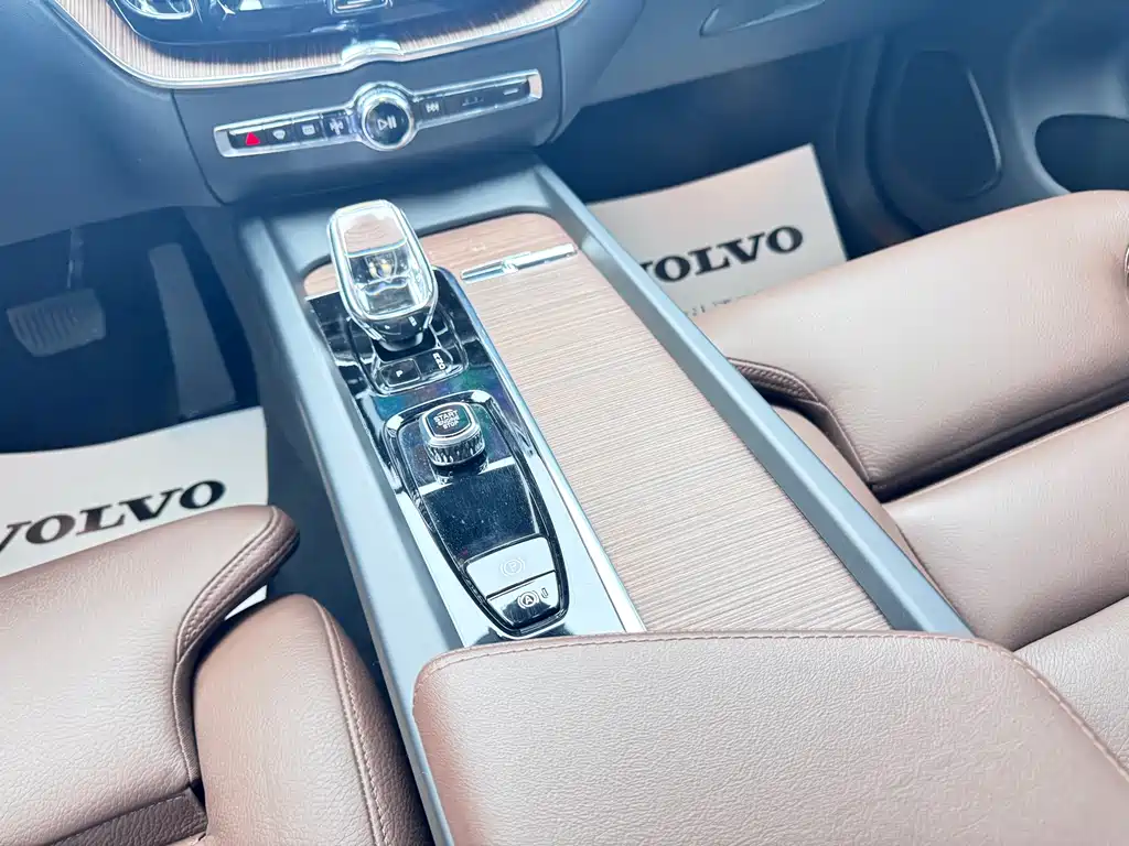 Volvo XC60 2023 — фото 10