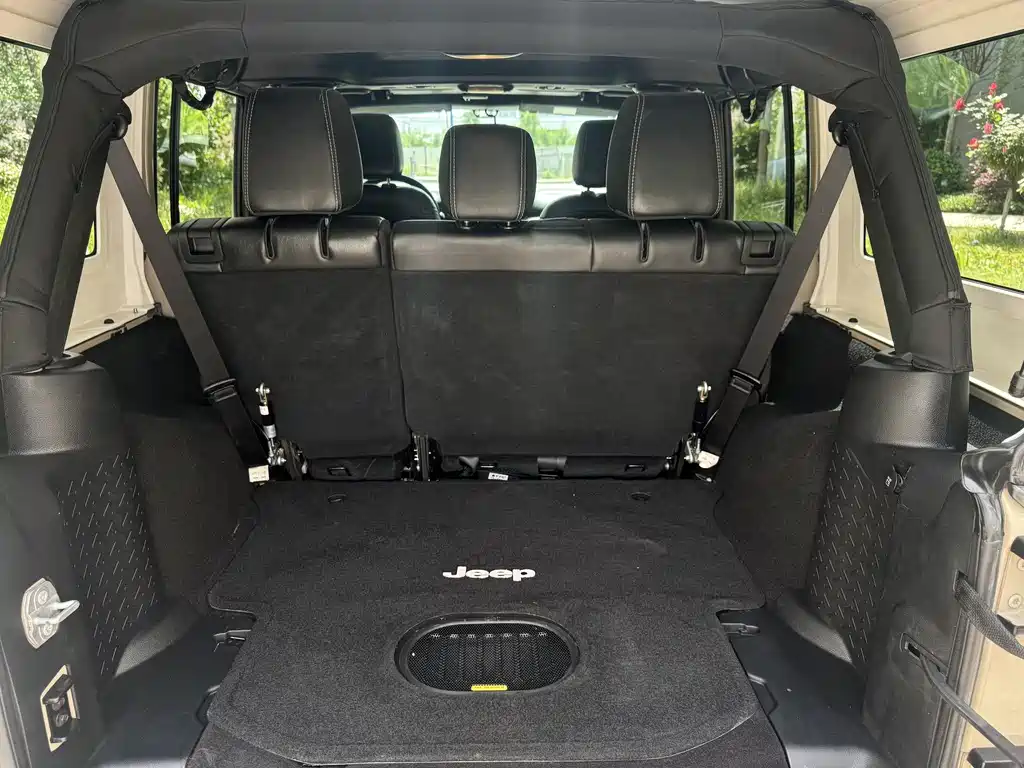 Jeep Wrangler 2016 — фото 9