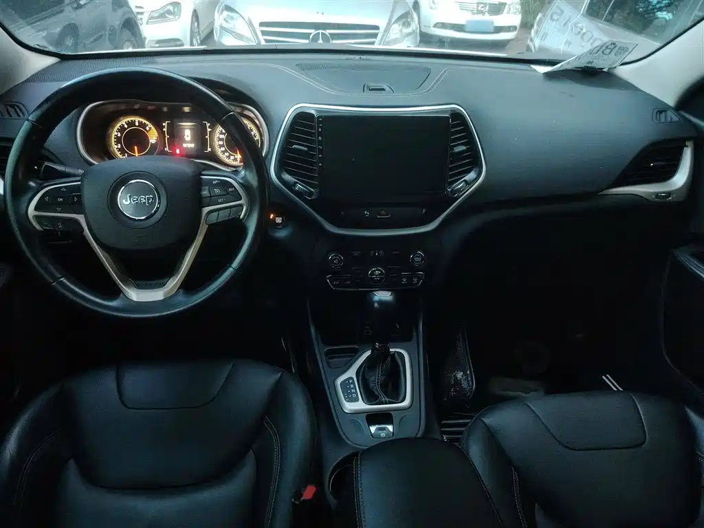 Jeep Cherokee 2018 — фото 13
