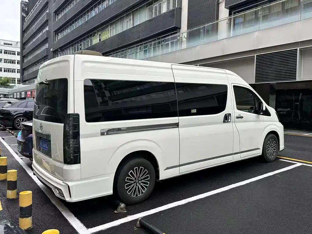 Toyota Hiace 2022 — фото 8