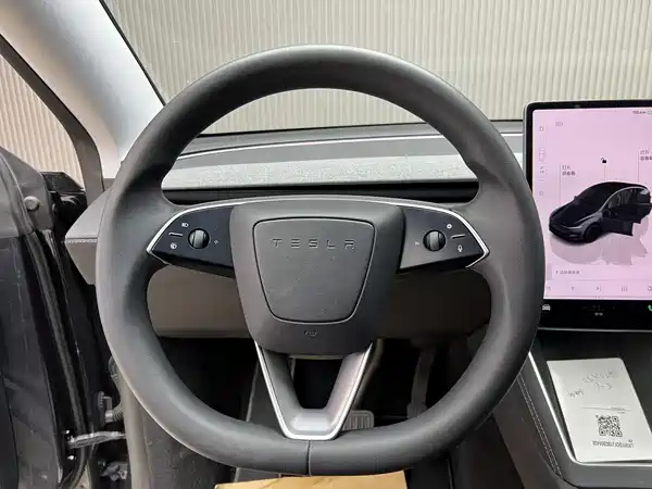 Tesla Model Y 2025