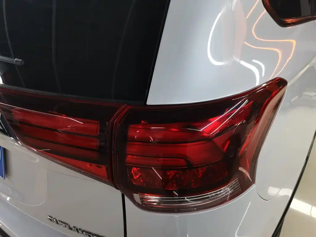 Mitsubishi Outlander 2021 — фото 8