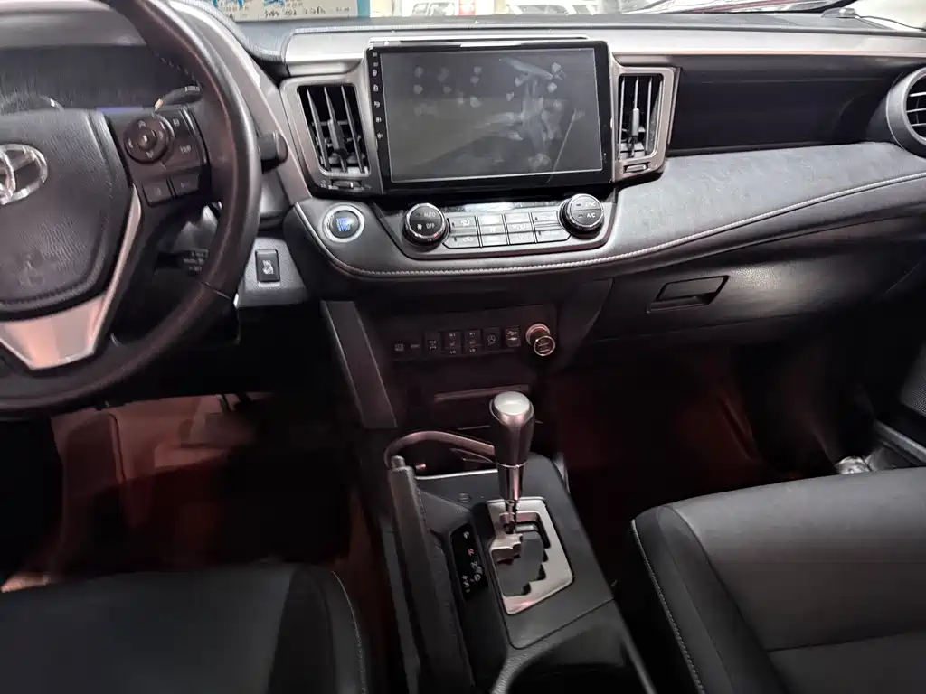 Toyota RAV4 2018 — фото 15