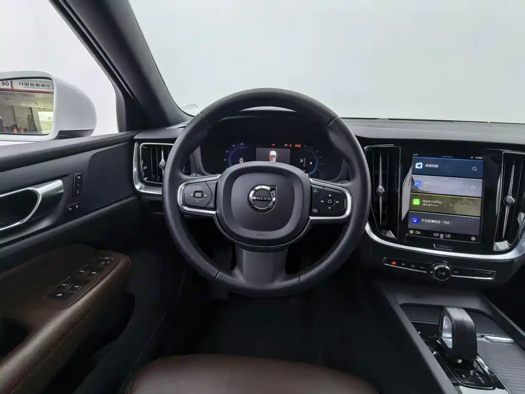 Volvo S60 2023 — фото 12