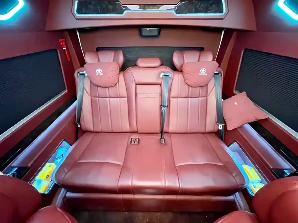 Toyota Hiace 2023 — фото 11