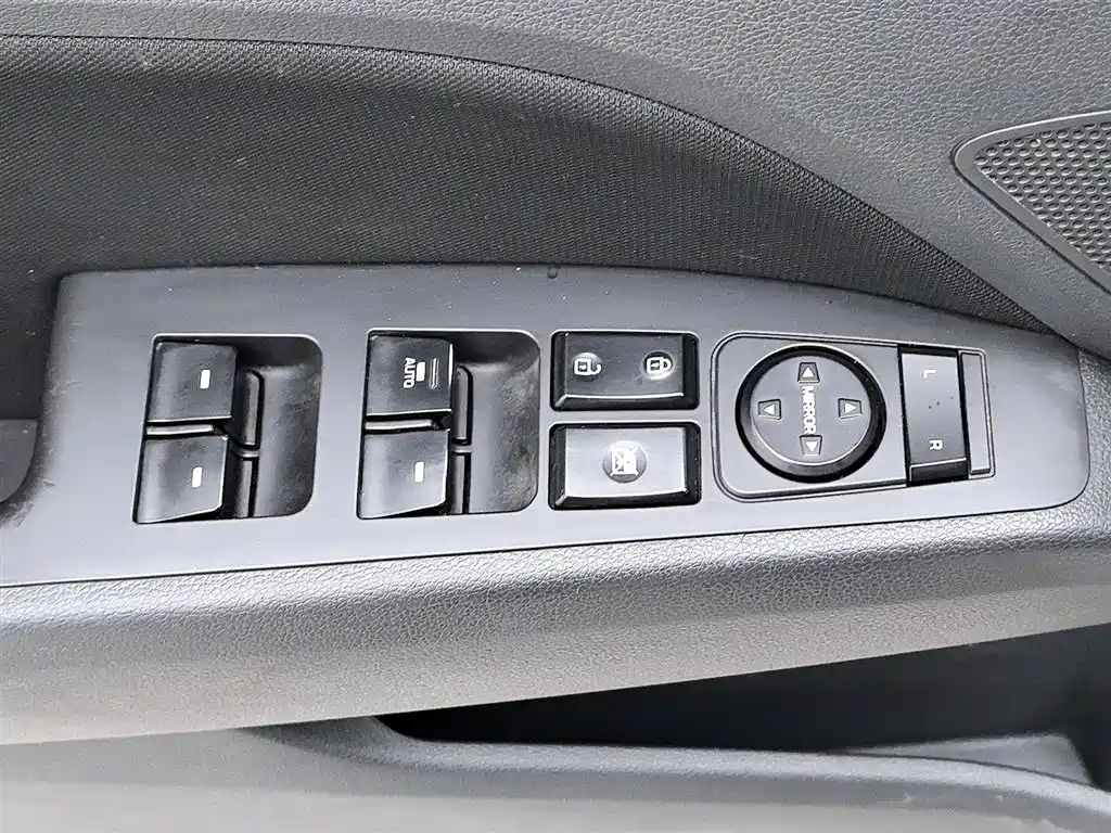 Hyundai Elantra 2018 — фото 9