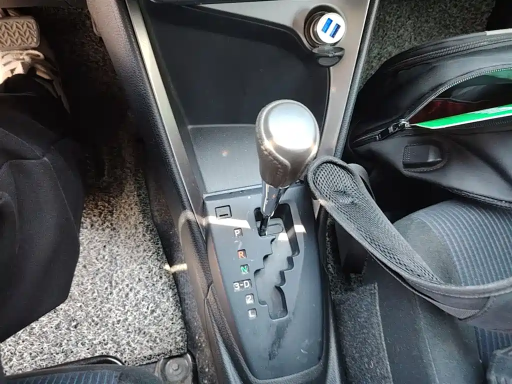 Toyota Yaris L 2015 — фото 14