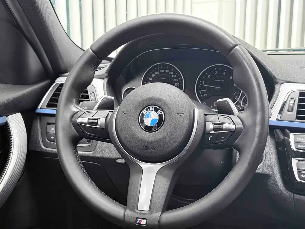 BMW 3 Series 2019 — фото 13