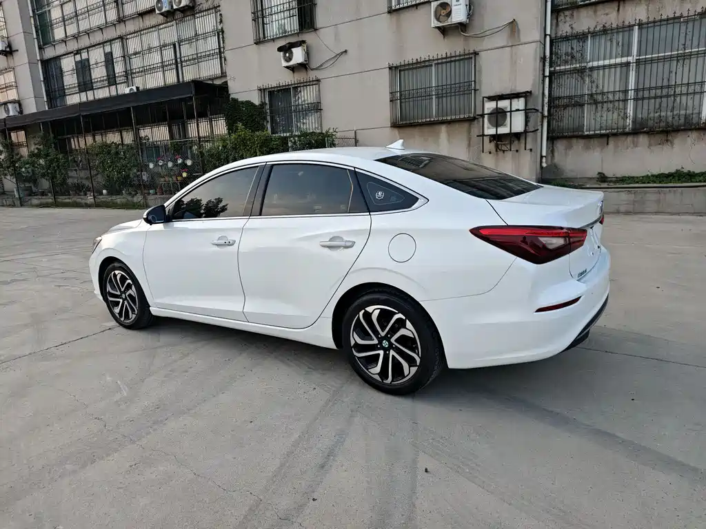 Changan Eado 2018 — фото 8