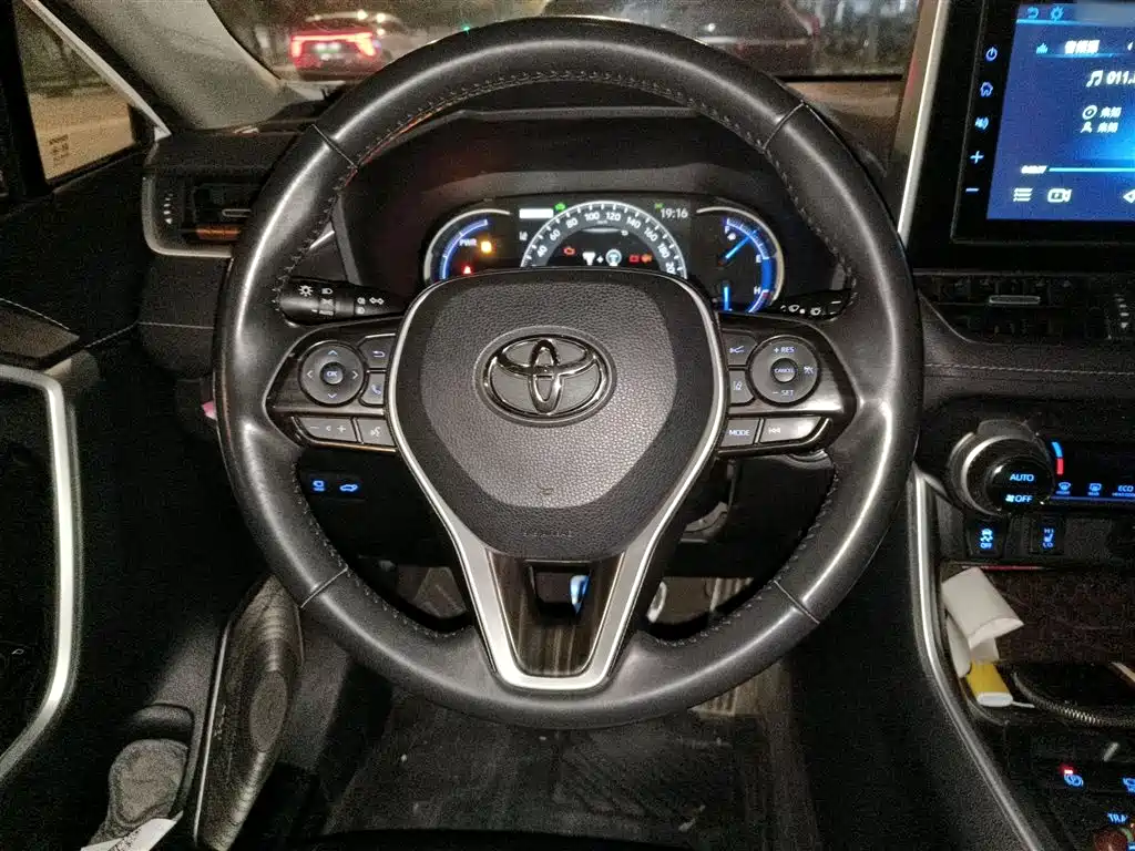 Toyota RAV4 2020 — фото 3