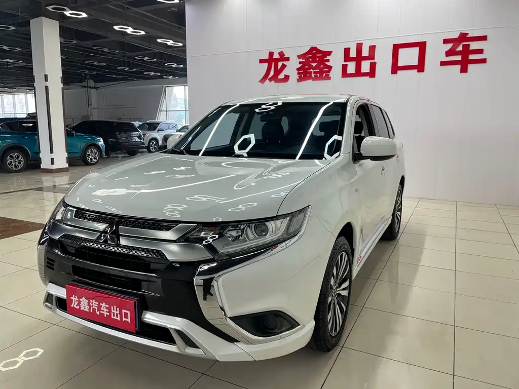 Mitsubishi Outlander 2022 — фото 2