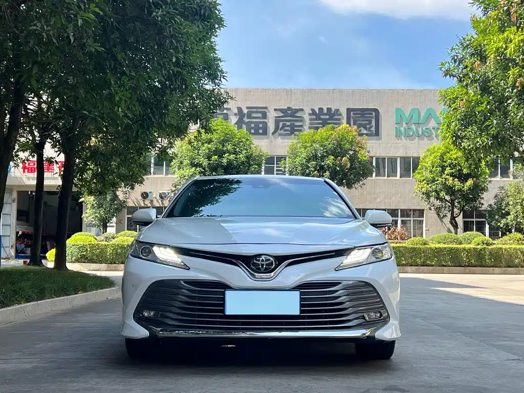 Toyota Camry 2019 — фото 2